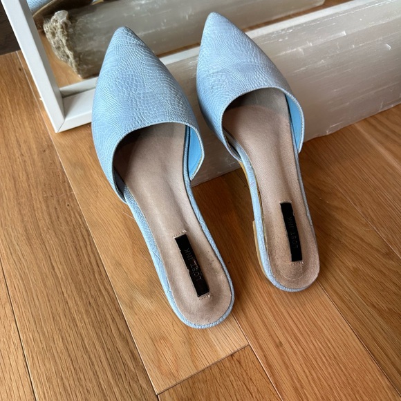 Light Blue Flat Pointy-Toe Mules Vegan Snakeskin, size 9 - Picture 2 of 4